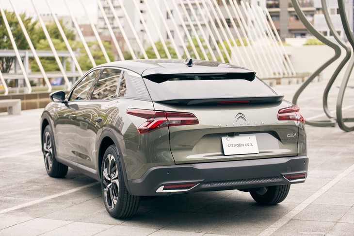 ヘッドランプと同様に、リアコンビランプもV字がモチーフとなっている。