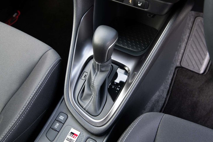 「RS」のトランスミッションは発進用ギアを備えた「ダイレクトシフトCVT」。10段の疑似有段変速機構付きで、シフトパドルも付いている。