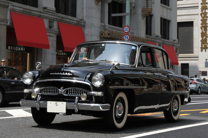 新車以来の、陸運支局名の表示がなかった時代の東京ナンバーを付けた1955年「トヨペット・クラウン」。スタンダード仕様のモノグレードだった最初期型(型式名RS)だが、エクステリアは後に追加された「クラウン デラックス」(同RSD)風にモディファイされている。