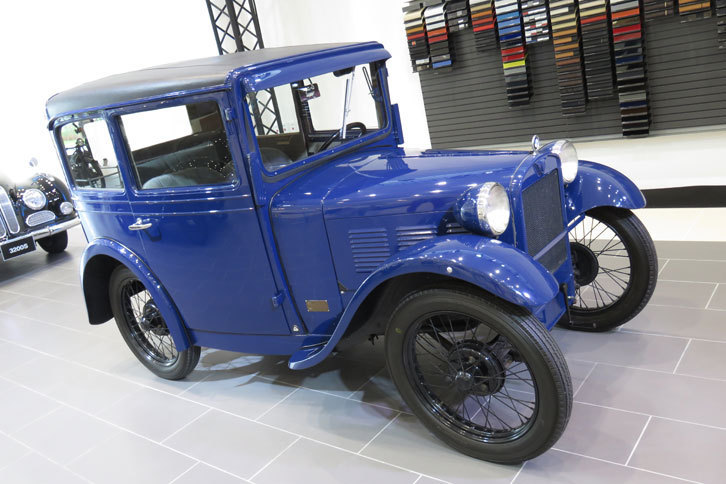 1929年「BMW 3/15 PS DA-2」
			BMWが初めて生産した四輪車。英国車の「オースチン・セブン」をライセンス生産したものだ。