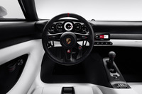 「550スパイダー」や「356」といった、往年の名車を基にデザインされた「ミッションS」のコックピット。「すべてのコントロール類はドライバーを中心に体系的に配置されており、触覚フィードバックとデジタルフィードバックを組み合わせることで、極めて直感的なユーザー体験を提供する」と説明される。