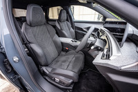 ヘッドレストやショルダー部分、そして座面と背もたれにアルカンターラを採用した「3008 GTアルカンターラパッケージ」のフロントシート。電動調整式のマルチポイントランバーサポートやアダプティブボルスターも備わる。