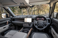 インストゥルメントパネルのデザインや快適・安全装備類は、従来型の「110」に準ずる。試乗車両の内装で目を引く「ライフカットウオールナット」のトリムと「ダークグレイパウダーコートブラッシュドフィニッシュ」のフェイシアはいずれも有償オプション。