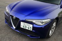 アルミ製のボンネットとフロントフェンダー、ドアパネル、さらにカーボン製ドライブシャフトといった走行性能に関係するアイテムは上位グレードと変わらない。