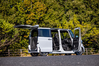 パワースライドドアには、リモコンキーのロックボタンを押しておけばクローズ後に自動でドアが施錠される予約ロック機能が追加された。「N-BOXカスタム ターボ」のボディーサイズは全長×全幅×全高=3395×1475×1790mm、ホイールベースは2520mm。車重は940kgと発表されている。