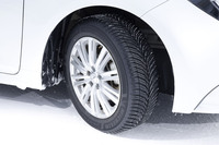 ミシュランは、夏の大雨や冬の急な雪など、予測しづらい天候変化にも対応でき、日常の運転に安心感をもたらすとオールシーズンタイヤのメリットを紹介する。一年を通じ履き替えが必要ないタイヤであれば、夏用/冬用の交換時に必要なコストが削減でき、保管場所に頭を悩ませることがないのもありがたい。写真は「クロスクライメート3」。