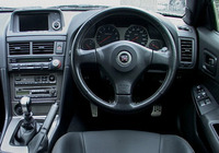 タコメーターは、V.spec同様、3000rpm以下の目が細かい「2段表示式」。革張りシートは、シートヒーター付きの“手縫い”もの。ショルダー部には、滑りにくいスエード調生地「エクセーヌ」が使われる。バックレストは「GT-R」の刺しゅう入り。