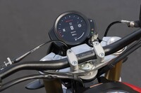 見た目はクラシックだが装備はモダン。メーターに代わって備わる3.5インチ丸型TFTディスプレイには、Bluetoothによる携帯端末との接続機能が備わる。