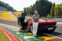 スパ・フランコルシャンにて、「フェラーリ・デイトナSP3」と筆者。