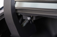 後席の背もたれはトランク側からでも倒せる。このあたりの配慮がさすがトヨタ。