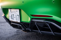 センターテールパイプを含む3本出しとなる「AMG GT R」のエキゾーストシステム。メインサイレンサーにはチタンが用いられており、「AMG GT S」比で約6kgの軽量化を図っているという。
