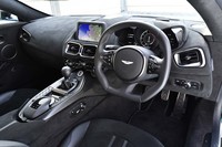 コックピット周辺で目につくのが、スクエアな形状のステアリングホイール。ロック・トゥ・ロックは2.4回転。