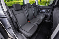 リアの3席は独立しており、それぞれをワンアクションで折りたたむことができる。フロントシートの背面には折りたたみ式のトレイが備わっている。