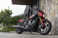 1928年に登場した伝説的モデルの名を冠した「101スカウト」。専用チューニングのエンジンは他のモデルより6HP高い最高出力を発生する。