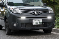 外観では商用版を思わせる黒い前後バンパーやスチールホイールが特徴。フロントのLEDデイタイムランプも、他のモデルにはない同車の特徴だ。