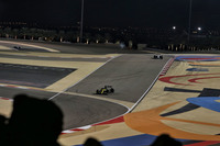 サキールGPで使われた外周路(写真奥)から、先週のバーレーンGPでのコース(同手前)に戻るターン9。外周路はコース幅が狭くトラフィックができやすく、かつバンピー。ターン8は、その先のストレートに向けて一刻も早くアクセルを開けたい部分だが、坂でエイペックスが見えないという難しいコーナーだ。バーレーン・インターナショナル・サーキットはさまざまなレイアウトが可能で、F1としては5.4kmの「GPトラック」、2010年に1度だけ使われた6.3kmの「エンデュランス」、そして今回の3.5kmの「アウタートラック」の3種類。コロナ禍で同一サーキットでの連続開催が3回あった今季、レイアウト違いという意欲的な試みとなった。(Photo=Renault Sport)