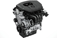 2.5リッター直4自然吸気ガソリンエンジンにマイルドハイブリッド機構を組み合わせた「e-SKYACTIV-G 2.5」。日本で初めて、従来のガソリンに植物由来のエタノールを10%混ぜた「E10燃料」に対応した。