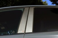 試乗車には各種機能部品のほかに、ピラーガーニッシュやドアインナープロテクターなどのドレスアップパーツも装着されていた。