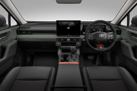 新型「RAV4」のインストゥルメントパネル。ディスプレイやシフトなどの各種機能をひとくくりとしたデザイン性と使いやすさを狙った「アイランドアーキテクチャー」を採用している。