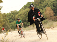 英国の警察官風ないでたちで臨んだ、ヴィンテージ・スタイル部門の参加者。