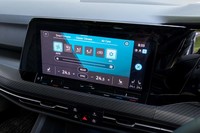 センタースクリーンにエアコンのセッティング画面を呼び出したところ。温度や風速、風向などが設定可能で、操作がデジタル化しても新しいことができるようになったわけではない。