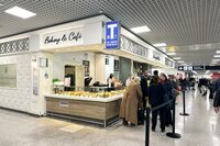 ローマ・フィウミチーノ空港のバールで。