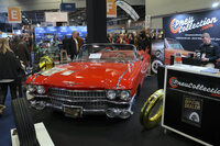 同じく「レトロモビル2025」で。1959年キャデラックがアイキャッチとして置かれていたのは、白リボンタイヤ販売業者のスタンド。フランスで古い米国車好きは少なくない。