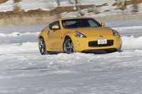 ハンドリングコース用に用意された唯一のFR車「フェアレディZバージョンST」。スキッドパッドほどツルツルした路面ではなかったため、取材に随行したwebCG記者でも(ときどきは)ドリフト走行を堪能できた。