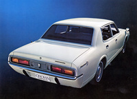 セダンのお買い得グレード「オーナーデラックス」のリアビュー。カラードバンパーの採用により、異例に光り物(メッキパーツ)が少ない。