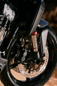 走りにおける兄弟車との大きな違いは足まわり。前後17インチのスポーツツーリングタイヤ「ミシュラン・ロード6」を装着し、前後サスも、トラベル量は兄弟車と共通だが(前:140mm、後ろ:150mm)、よりオンロード向けに調律が変更されている。