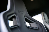 フロントシートのヘッドレスト部。STIのロゴマークで飾られる。