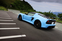 最新の「エキシージ」は、磐石の走行安定性とパワフルかつ洗練されたエンジン特性が魅力のモデルだったが、このシャシーに直4エンジンを搭載した、より軽量でプリミティブなモデルも見たくなってしまった。