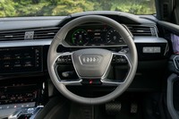 アルミを大胆に使ったステアリングホイールには「S」ロゴがレイアウトされる。シフトパドルは回生ブレーキレベルの変更用。