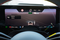 これはADASの作動状況を大きく映すレイアウト。車体の横に立っているカメラマンが表示されている。カメラマンが動くと人のアイコンが赤くなってドライバーに注意を促す。