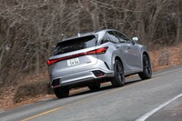 レーダークルーズコントロールなどの運転支援システムはすべて標準装備。前走車に近づきすぎたり交差点に進入したりすると自動的に減速する「プロアクティブドライビングアシスト」も付いている。