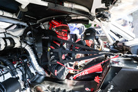 「トヨタGTレーシング コンセプト」のコックピットまわりはレーシングカーそのもの。下地むき出しの車内には、カーボンパーツが散見される。