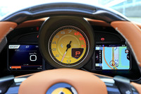 メーターパネルは機械式のエンジン回転計に2枚のインフォメーションディスプレイの組み合わせ。派手なギミックはないが、表示の切り替えをはじめとした操作方法はシンプルで分かりやすい。