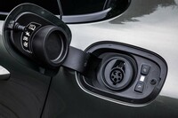 給電口は、車体の左後方にレイアウトされる。反対側の右後方には給油口が設けられている。