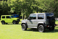 2018年7月に登場した新型「ジムニー」(左)と「ジムニーシエラ」(右)。これまでとは異なり、軽自動車のジムニーと、登録車のジムニーシエラが同時にデビューした。