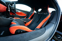 試乗車のインテリアは、「アルカンターラ」表皮を各所に用いた「パフォーマンス」仕様。オプションの「クラブスポーツ」シートが装備されていた。