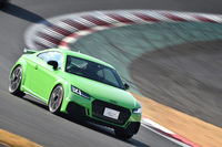 「TT RS」の魅力は、クルリと回る回頭性のよさと、スタビリティーの高さ。マスの小さなコンパクトボディーと、優秀な足まわり、賢い4WDシステムがあればこその特長だ。