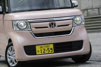 丸目のヘッドランプが愛らしい「N-BOX」のフロントマスク。