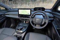 トヨタの発表は「一部改良」ながらインストゥルメントパネルのデザインも刷新。水平基調のよりすっきりとしたレイアウトに生まれ変わった。