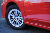 「インプレッサスポーツ1.6i-L EyeSight」には、16インチのアルミホイールが与えられる。今回のテスト車は冬用タイヤの「ブリヂストン・ブリザックVRX」を装着していた。