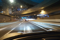 初代「NSXタイプS」で首都高に突入。タコメーターの針が4500rpmを指すあたりからVTECのバルタイが高速側に切り替わり、「クワーン」とエンジンサウンドが高まる。