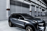 吉利汽車の新ブランド、Lynk & Coの第1号モデル「01」。(写真:Lynk & Co)