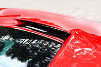 リアウィンドウの後端に開いたスロット状のインテークは“ブロウンスポイラー”と呼ばれる。ここに入った気流は車両の後方に排出され、ドラッグを軽減する。