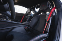 軽量が自慢のバケットシートはヘッドレストに「WEISSACH」のステッチがあしらわれる。