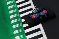 トロロッソ勢の予選は、アレクサンダー・アルボン(写真)が自身2度目のQ3進出で自己ベスト9位という好位置を獲得するも、ダニール・クビアトはリズムもバランスもつかめず3戦連続のQ1敗退で、17位。決勝になると両者の状況が逆転し、クビアトはしぶとい走りと的確な戦略で9位入賞。アルボンはパワーユニットの不調を理由にピットストップを我慢したことで、終盤10位入賞圏から脱落、結果12位に終わった。(Photo=Toro Rosso)