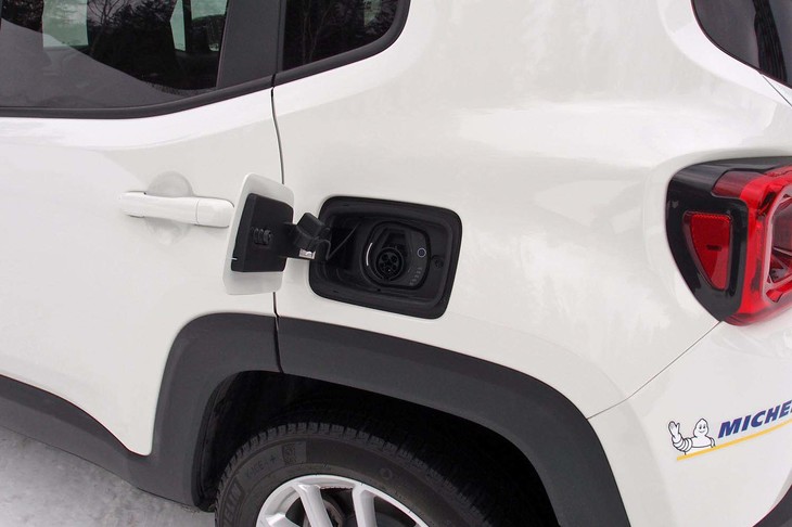 給電口は、車両の左リアフェンダー部に配置されている。